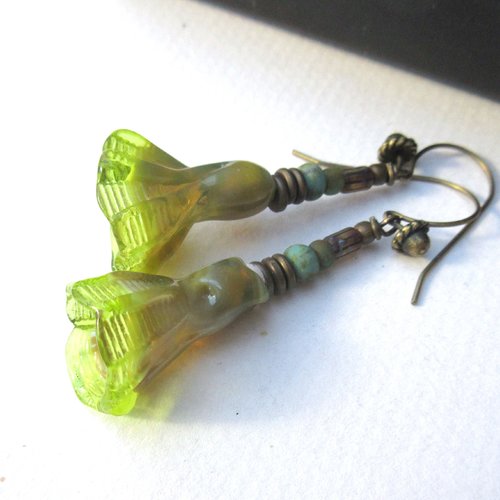 Vendu-un ballet aérien : des boucles d'oreille baroques et asymétriques avec perles artisanales lampwork verre headpins