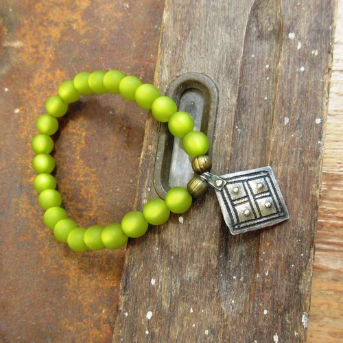 Vendu-un petit prix pour ce bracelet unisexe shabby chic avec perles en résine polaris et ancien pendentif argent berbère