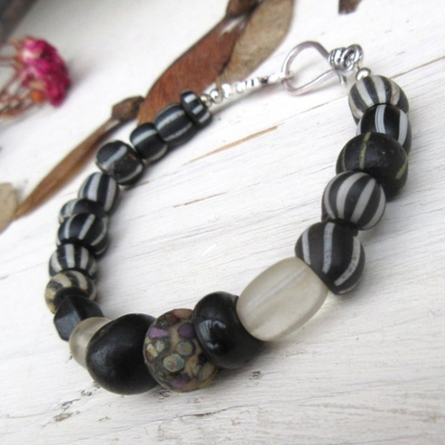 Fragments d'histoire ; un bracelet tribal pour dames ou messieurs ,avec perles de commerce "african trade beads" ....