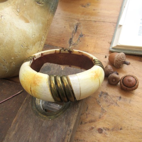 Côté vintage : un beau bracelet rigide avec corne et cerclage laiton sur bois ..