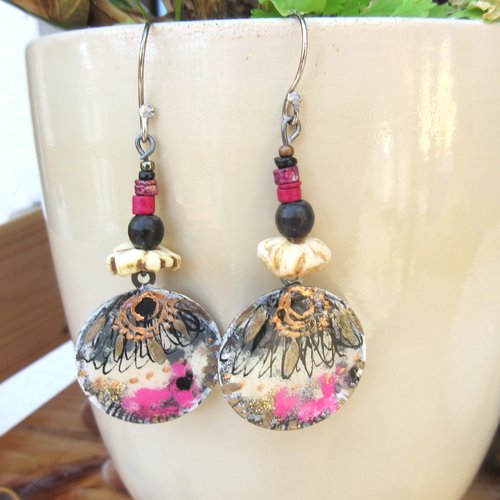 Vendu- comme une brise légère : des boucles d'oreille boho chics avec émail artisanal et anciens coquillages