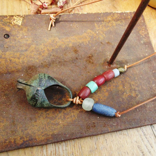 Le temps-souvenir : un collier unisexe avec des perles anciennes d'afrique, amazonite, bauxite et breloque talisman antique anneau du mali