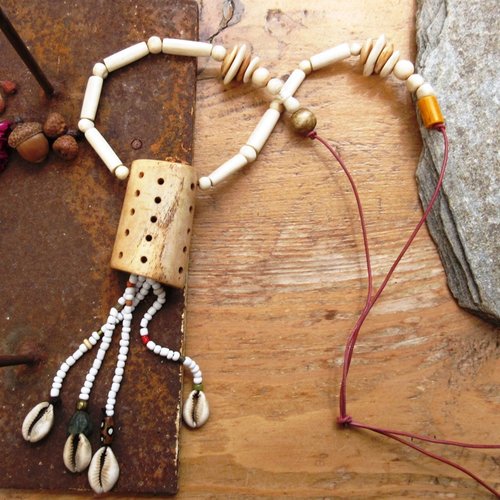 Des témoins d'aventures: un collier de style africain tribal avec grosse perle en os