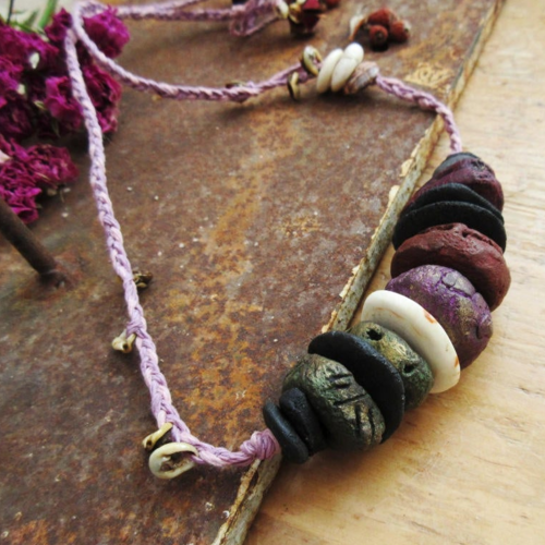Vibrations multicolores : un collier ethnique et contemporain avec céramiques artisanales raku