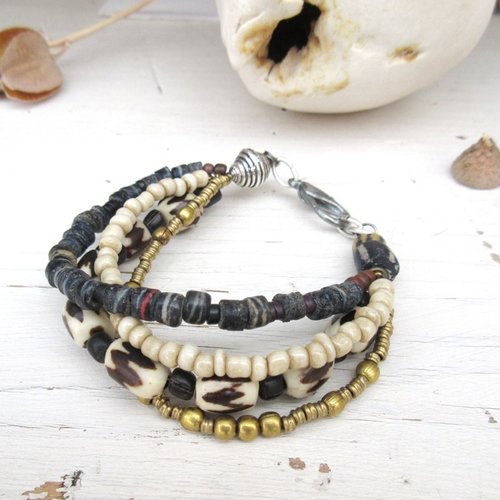 Echos charmeurs: un bracelet tribal 4 rangs avec perles african trade beads noires lignées rares et perles os batik mali