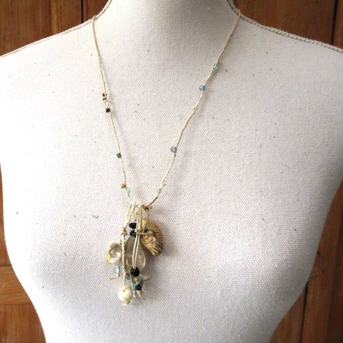 Aurore brillante : un collier nature, petit grigris chic et tribal , perles de quartz rutile or ....