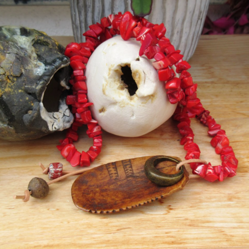 Souffles mystérieux : un long collier avec traces du passé, perles en corail et pendentif en corne ancienne et rare du mali !!!