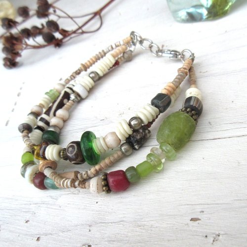 Vendu - murmures secrets: un bracelet 3 rangs de style tribal, ethnique avec african trade beads