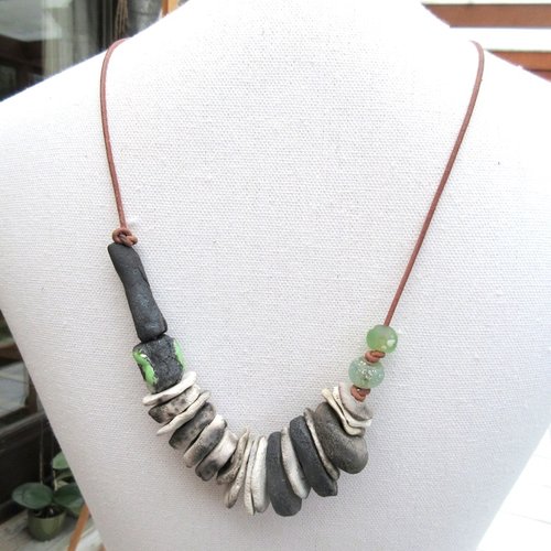 "magie ephémère ...." : un collier nature avec des perles, disques et tubes en céramiques raku,