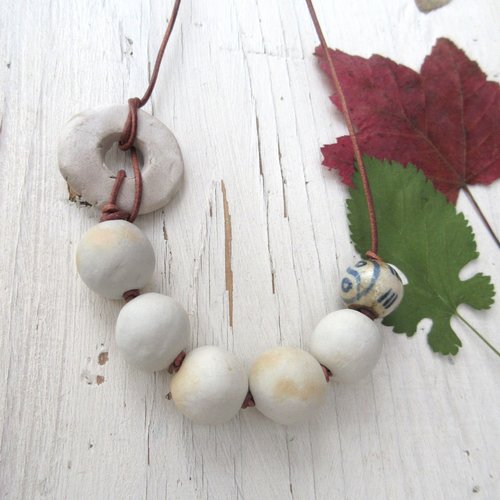 Tendres appâts: perles en céramique artisanale terre sigillée, en terre enfumée, de couleur naturelle pour ce collier minimaliste