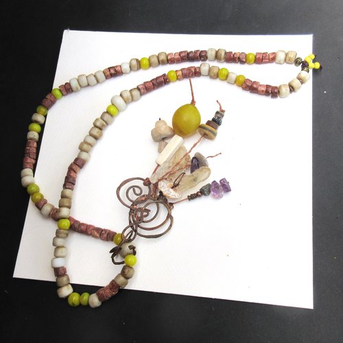 Vibrations sensorielles ... pour ce collier éclectique, premier, tribal avec anciennes perles d'afrique ...