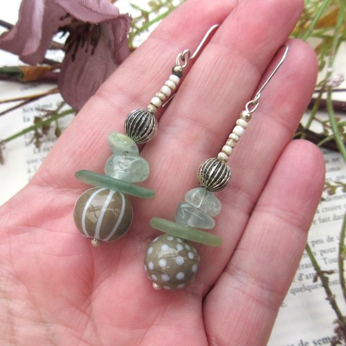 Grâce & tendresse : boucles d'oreille romantiques de caractère avec perles filées au chalumeau, galets de mer ..