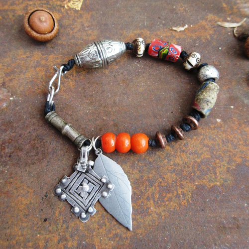 Vendu -des joies sauvages pour ce bracelet unisexe boho chic et citadin avec perles de collection african trade beads ....