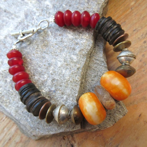 Paysages sauvages: un bracelet ethnique tribal et unisexe avec anciennes perles résine et cristal de quartz