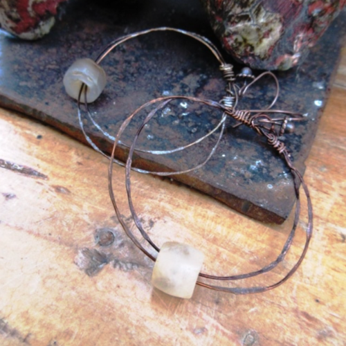 L'art est mystère : les boucles d'oreille créoles minimalistes avec perles quartz du néolithique !!!!!