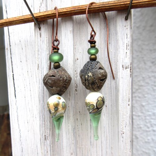 Gris & vert sur des mots : des boucles d'oreilles natures avec très anciennes perles céramique afrique !!!