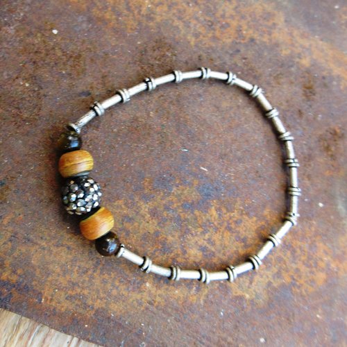Mystérieux messagers pour ce bracelet citadin, unisexe et tribal avec perles anciennes métal argenté berbère ....
