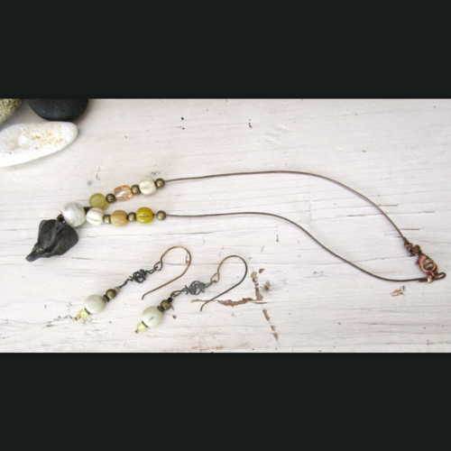 Fabuleux instant  : un bouquet de céramiques pour cette parure collier et boucles d'oreille