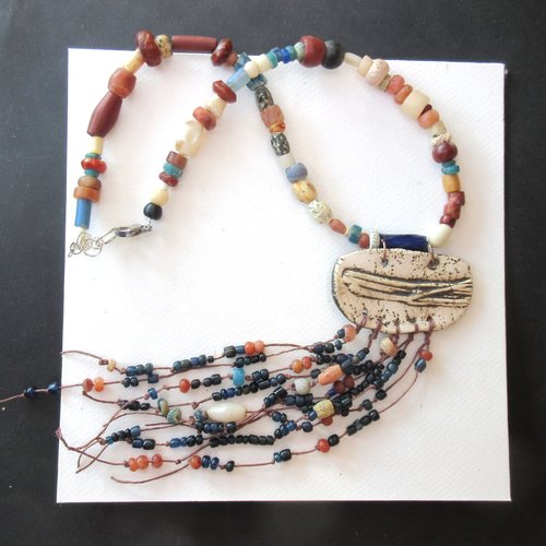 Du bleu sur les mots : un collier hippie ethnique boho chic avec céramique artisanale nature zen