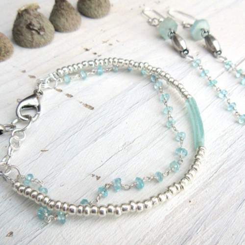 Vendu- poussière de joie pour cette parure minimaliste bracelet et boucles d'oreille, élégante avec ces perles d'aigue marine....