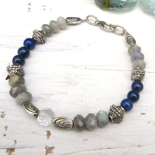 Vendu- le cortège du temps...: des perles facettées en labradorite et lapis lazuli pour ce bracelet unisexe