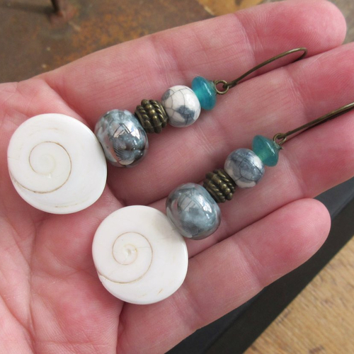 Perception de la forme: des boucles d'oreille avec perles petits talismans de bonheur "oeil de ste lucie"