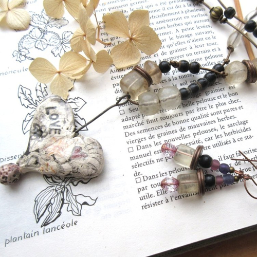 Félin pour l'autre : un collier sautoir shabby chic avec coeur en céramique artisanale et boucles d'oreille assorties en cadeau !!!!