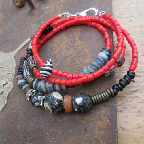 Au fil des matières  : un bracelet 4 rangs à enrouler ou un collier ethnique avec perles fulani .....