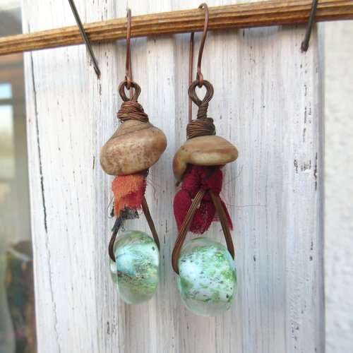 Rayons de joie : des boucles d'oreille premières et rustiques, poétiques et mystérieuses avec perles lampworks artisanales  ...