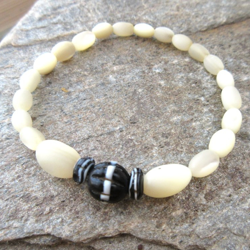 La douceur de vivre : avec ce bracelet minimaliste, romantique et tribal avec perle en nacre !!!