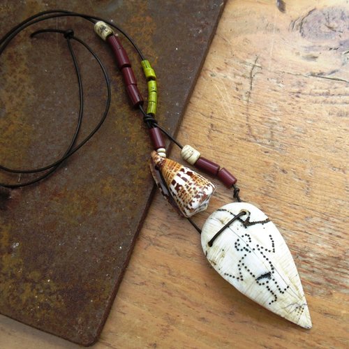 Teintes suaves !!!!!! : un collier ethnique tribal unisexe avec vieille coquille de conque...