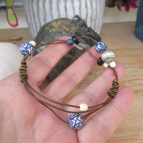 Langage naturaliste !!!!!! : un bracelet celtique primitif rigide en bronze avec perles en porcelaine, pierre fine.. ...