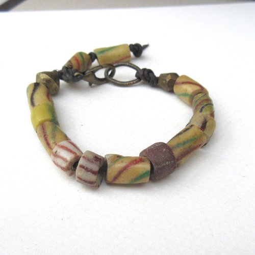Vendu.. un bracelet avec anciennes perles de troc afrique - commande -