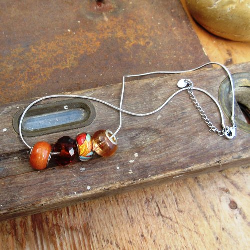 Un petit prix pour ce collier avec perles en verre style pandora et perle en verre de murano  ....