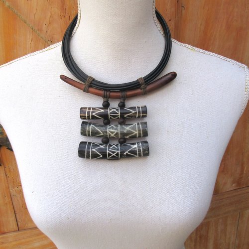 Territoire de nos mémoires : un collier tribal unisexe de style africain avec anciennes perles sculptées bois et corne