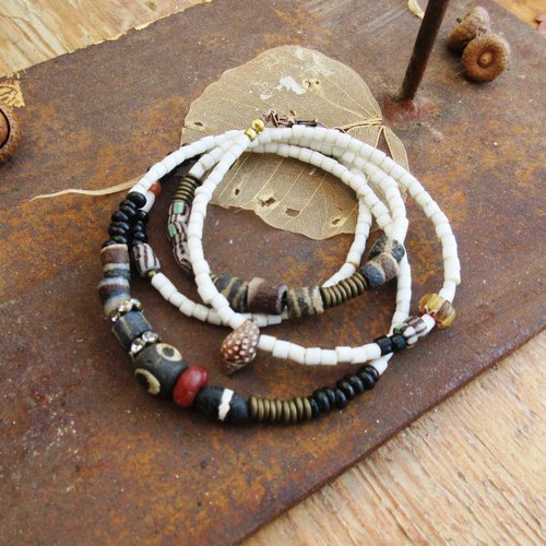 Une aube sauvage  : un bracelet 4 rangs à enrouler ou un collier ethnique avec perles fulani .....