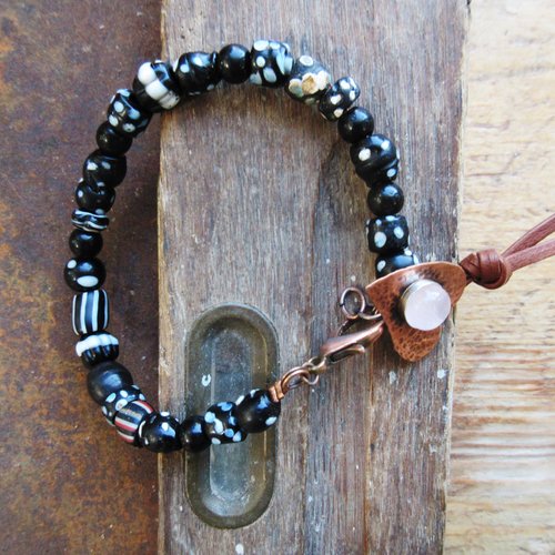 Sagesse millénaire : un bracelet tribal pour dames ou messieurs ,avec perles de commerce "african trade beads" ....