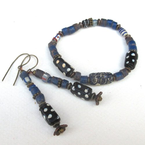 Perceptions intimes : une parure tribale bracelet et boucles d'oreille avec anciennes perles de commerce afrique...