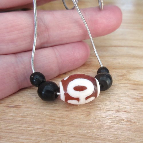 Un petit prix pour ce collier avec perle cornaline dzi du tibet et perles en corne ....