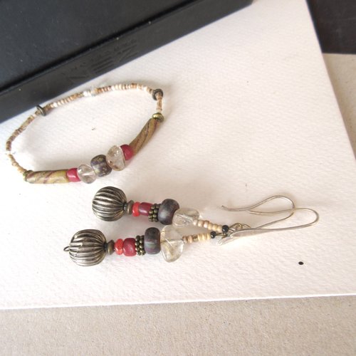 Des vibrations premières : une parure bracelet et boucles d'oreille quartz rutile or du brésil, anciennes perles tribales africaine