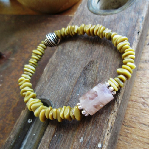 Vocabulaire sensoriel : un bracelet intemporel unisexe avec ces perles heishi en verre et sa grosse perle améthyste .....
