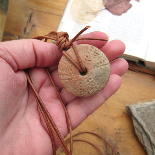 Ivresse de solitude !!!!! : un collier mi-long tribal unisexe avec amulette africaine en pierre gravée du néolithique
