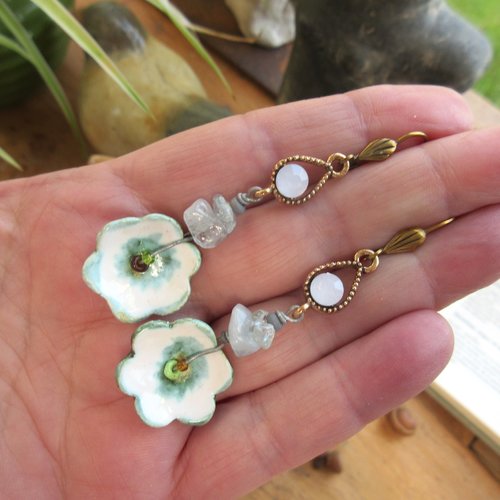 Murmures des fleurs  : boucles d'oreille bucoliques, romantiques et natures avec perles en porcelaine et aigue marine ...