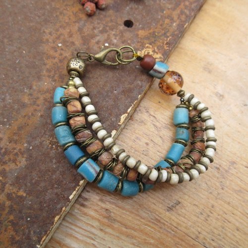 Avril est enfant charmant : un bracelet tribal shabby chic 3 rangs avec d'anciennes perles africaines ....
