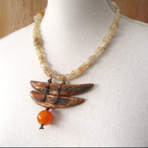 Doublure dans un décor: un collier tribal style africain avec perles rares de collection quartz cristal de roche , antiques perles corne