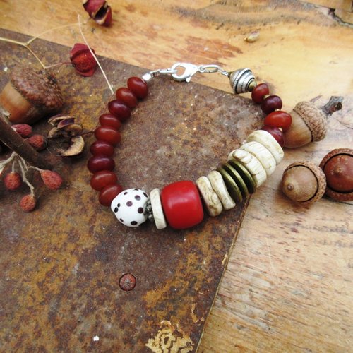 Secrets de l'instant : un bracelet semi-rigide avec african trade beads et perles en résine du mali .....