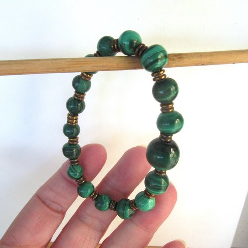 Echos de pierre pour ce bracelet unisexe avec perles en malachite ancienne d'afrique  ....