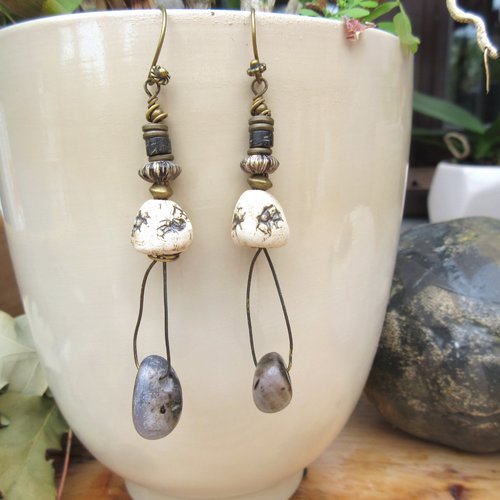 Des fleurs d'ecume : un petit prix pour ces boucles d'oreille aériennes et natures avec perles d'agate mousse ...