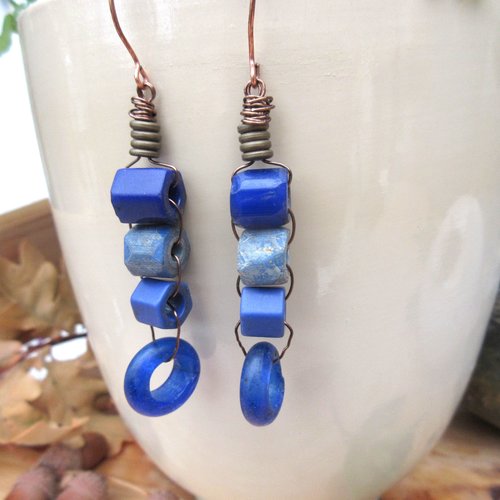 Les couleurs océanes : les boucles d'oreille tribales et précieuses avec perles en verre ancien bleu de russie !!!