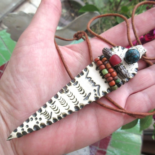Ecume de plume : un long collier de style "homme-médecine"  avec ancienne turquoise africaine .....